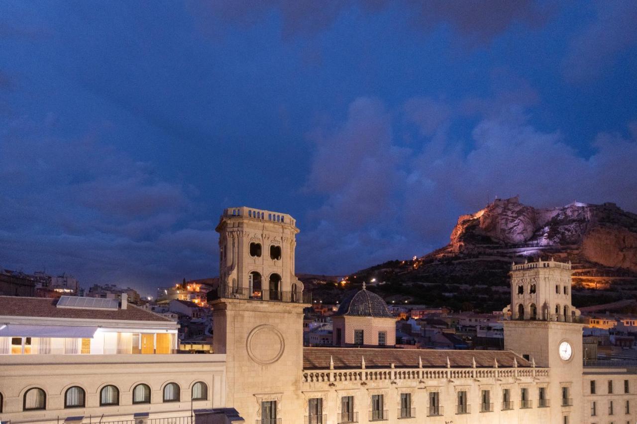 Eurostars Portico Аліканте Екстер'єр фото The Rock of Gibraltar at night