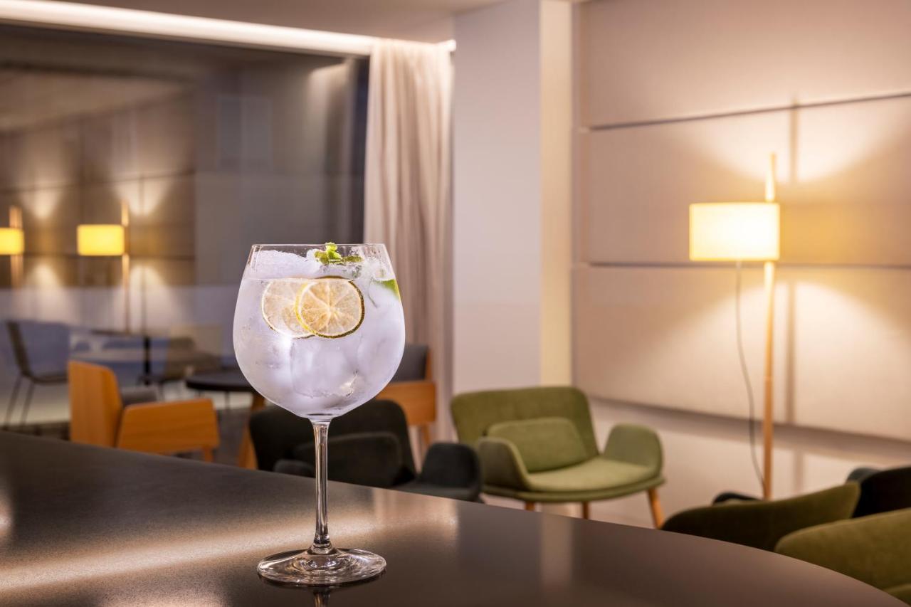 Eurostars Portico Аліканте Екстер'єр фото A glass of G'Vine Floraison with tonic water
